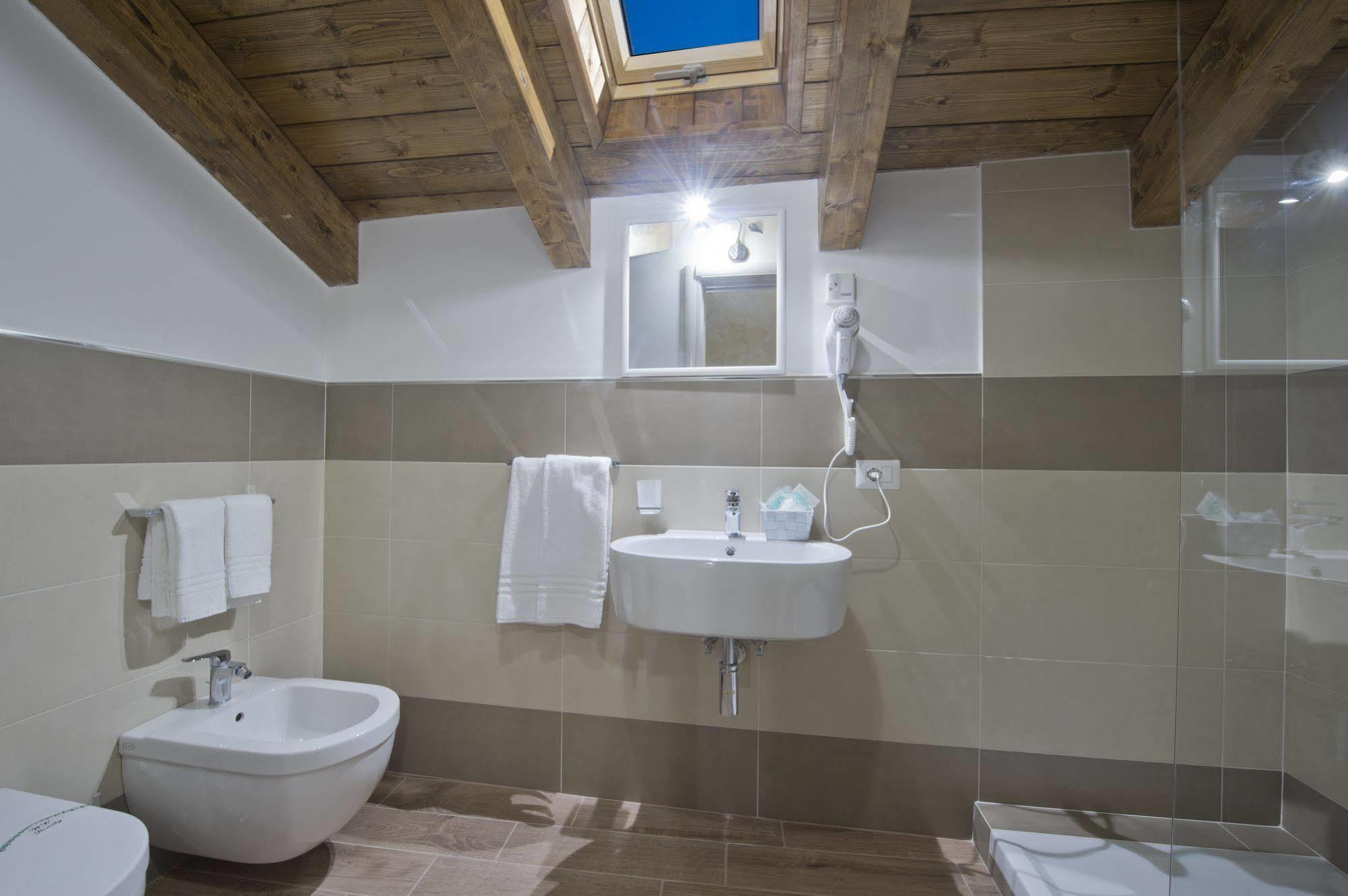 Bed and Breakfast Gli Dei Gemelli Аджерола Экстерьер фото