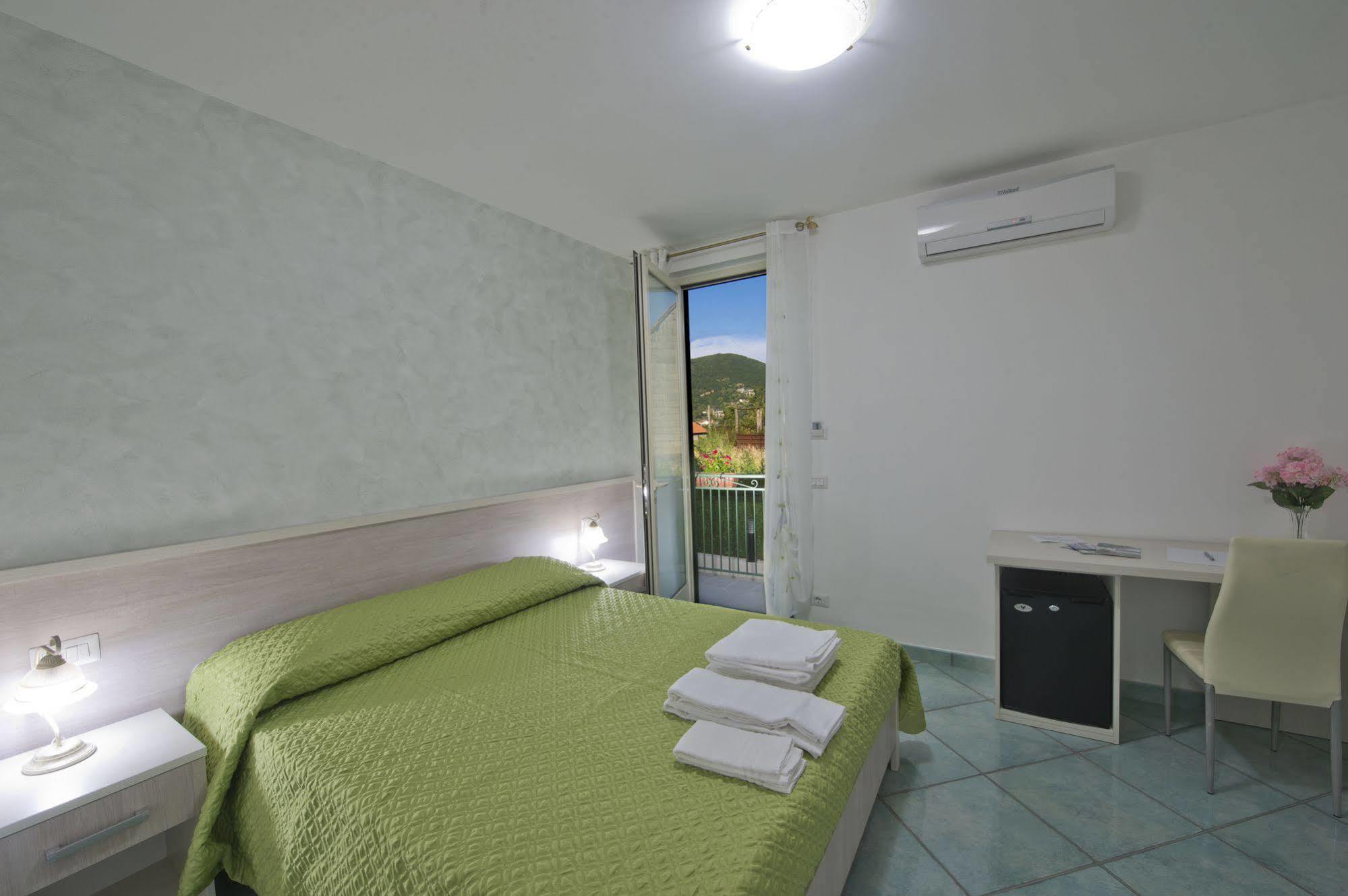 Bed and Breakfast Gli Dei Gemelli Аджерола Экстерьер фото